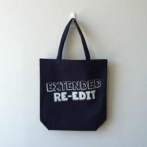 TYPOGRAPHY TOTEBAG / TYPOGRAPHY TOTEBAG EXTENDED RE-EDIT M (Navy/White)
