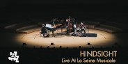 <予約>イタリアのピアノ詩人エンリコ・ピエラヌンツィ、トリオ35周年記念ライヴ音源「HINDSIGHT - LIVE AT LA SEINE MUSICALE」が発売決定!