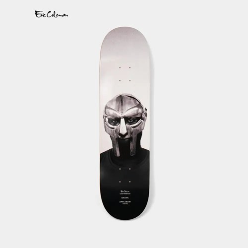 MF DOOMのポートレートをフロントに大胆に配した、APPLEBUM × Eric