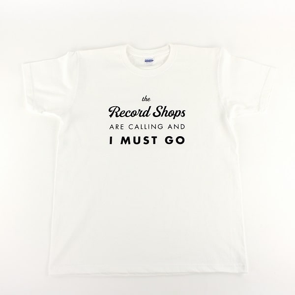 Tシャツ / TYPOGRAPHY T-SHIRT THE RECORD SHOPS ARE CALLING AND I MUST GO Mサイズ