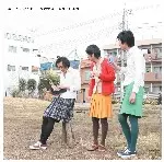 ニーネ / 小さめシャツの女の子 公園でIT革命
