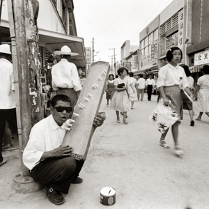 里国隆 / 奄美の黒声 (英題:WANDERING SHADOW OF SOUTHERN STREETS:BLIND ITINERANT MUSICIAN FROM AMAMI ISLAND)