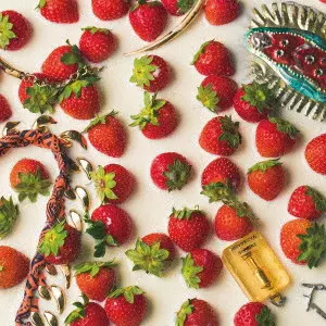 髭 / STRAWBERRY ANNIVERSARY