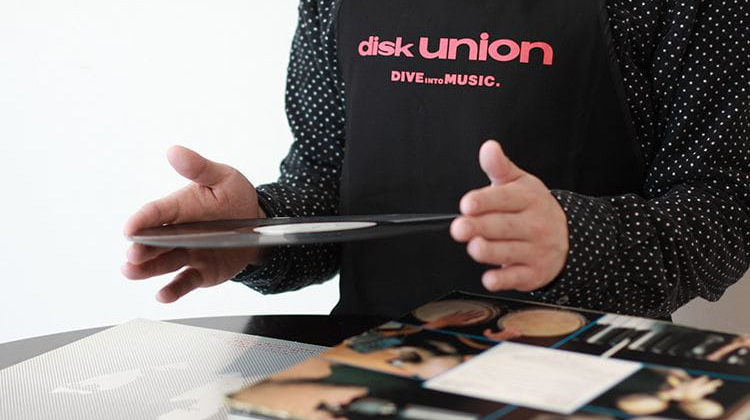 買取担当者が1枚1枚丁寧に査定を行います