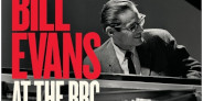 <RSD><予約>ビル・エヴァンス・トリオ、1965年シェパーズ・ブッシュのBBCテレビ劇場で行われた歴史的なショー『At The BBC: The Complete 1965 London Sets』が初公式リリース