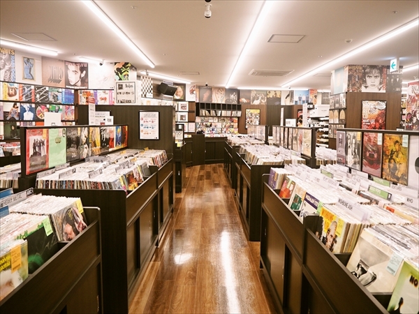 店内には専門スタッフやバイヤーが国内外から取り揃えた最新の新譜や注目再発盤までCD・レコードの新品商品が充実 | ディスクユニオン ROCK in TOKYO