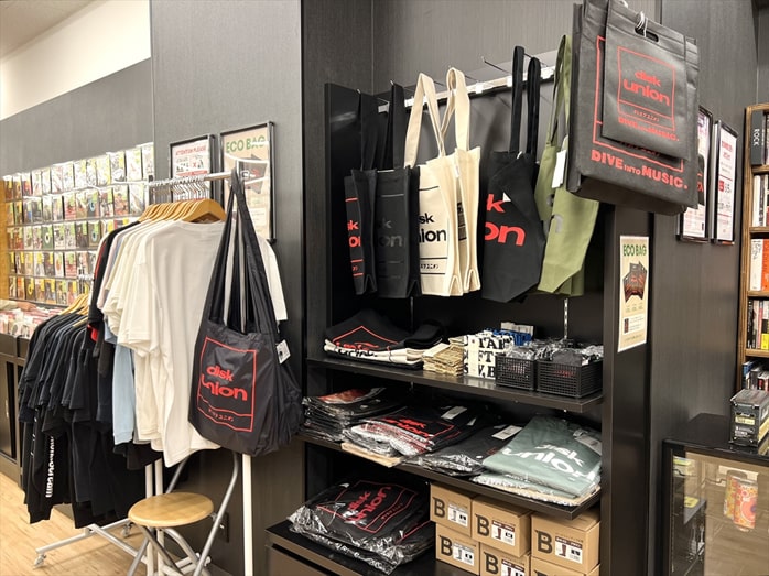 音楽書籍・Tシャツ/アパレル、アクセサリー類やグッズも多数展開