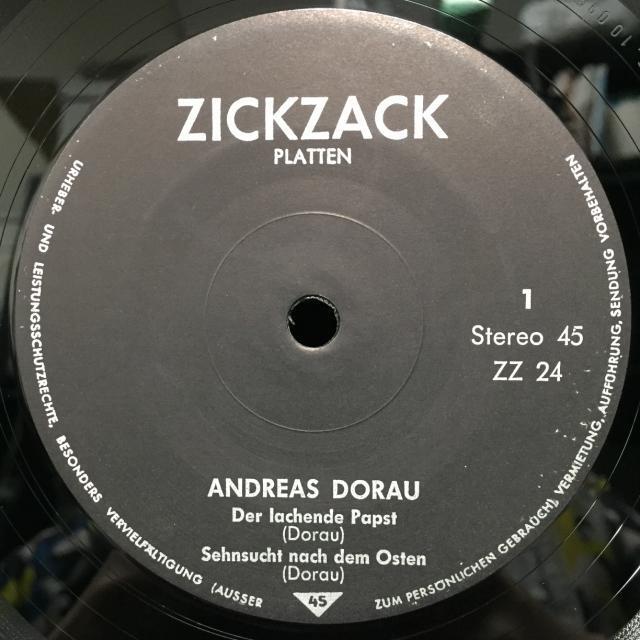 ANDREAS DORAU / DER IACHENDE PAPST 5