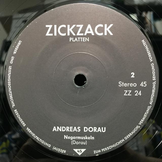 ANDREAS DORAU / DER IACHENDE PAPST 6